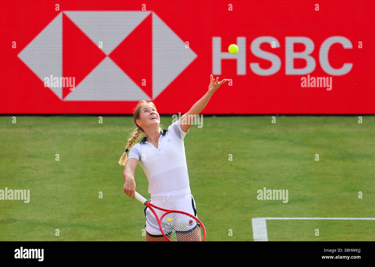 11 juin 2025 ; Championnats HSBC, Queen's Club, West Kensington, Londres, Angleterre : HSBC Womens Championships Queens Club, jour 3 ; Anastasia Zakharova sert à Madison Keys (États-Unis) Banque D'Images