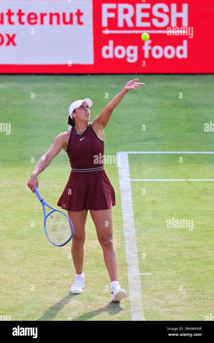 11 juin 2025 ; Championnats HSBC, Queen's Club, West Kensington, Londres, Angleterre : HSBC Womens Championships Queens Club, jour 3 ; Madison Keys (USA) sert à Anastasia Zakharova Banque D'Images