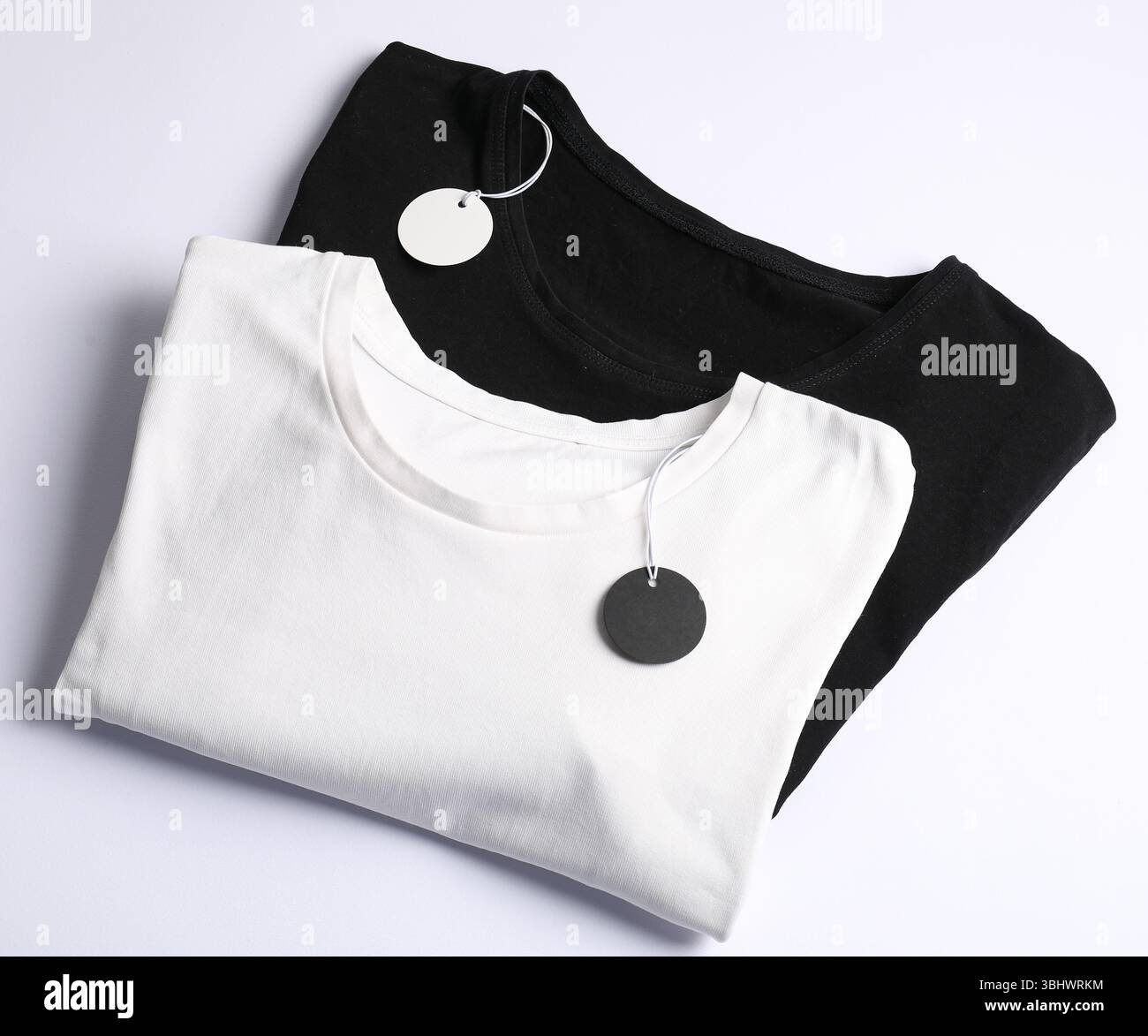 T-shirts avec des étiquettes sur fond blanc, vue de dessus Banque D'Images T-shirts avec des étiquettes sur fond blanc, vue de dessus Banque D'Images