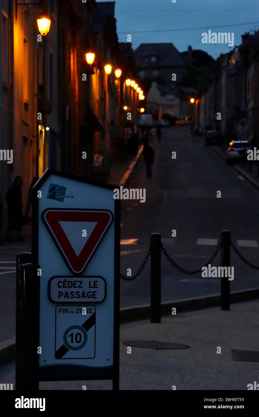 Panneau routier français dans une rue la nuit Banque D'Images