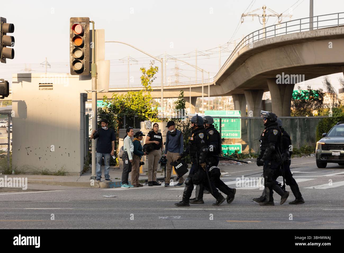 Los Angeles, Californie, États-Unis - 10 juin 2025 : des officiers de la California Highway Patrol (CHP) se mobilisent en tenue anti-émeute lors de manifestations d'expulsion DE GLACE. Banque D'Images