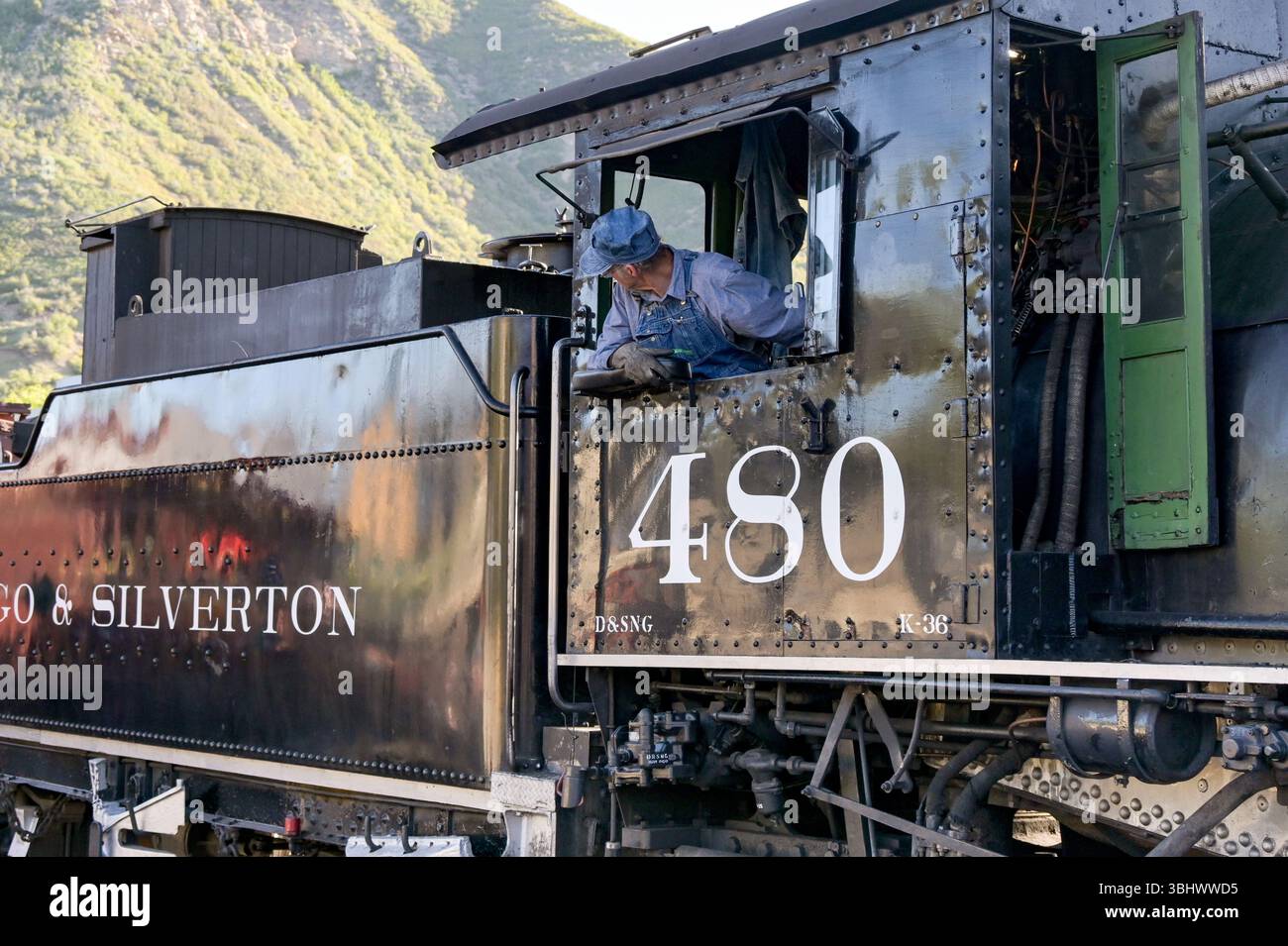 Durango, Colorado, États-Unis - 24 mai 2025 : vue rapprochée de l'ingénieur conducteur d'une machine à vapeur d'époque sur le chemin de fer à voie étroite Durango et Silverton Banque D'Images