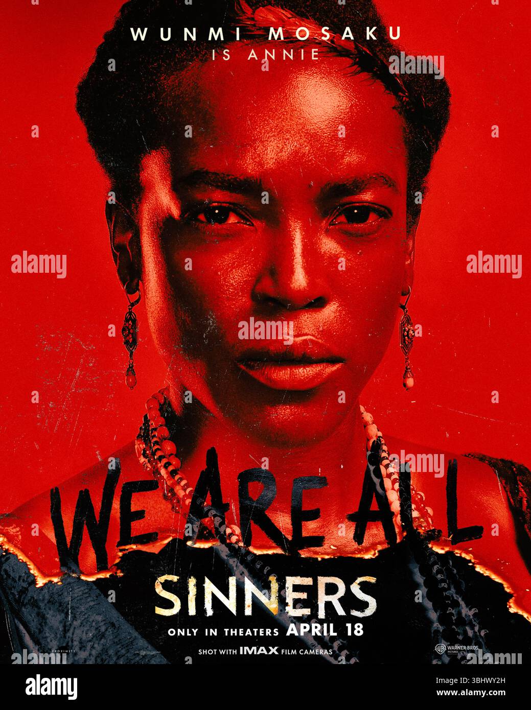 Sinners (2025) réalisé par Ryan Coogler et mettant en vedette Wunmi Mosaku dans le rôle d'Annie. Situé dans le delta du Mississippi en 1932, cette horreur surnaturelle gothique du Sud suit des frères jumeaux rentrant chez eux pour échapper à leur passé criminel, seulement pour affronter un mal terrifiant enraciné dans l’histoire de la région. Annie de Mosaku est une pratiquante de Hoodoo dont la sagesse et le pouvoir ancrent la communauté alors qu’elle fait face à une marée montante de violence et de menace vampirique. Affiche de personnage AMÉRICAINE À USAGE ÉDITORIAL EXCLUSIF. Crédit : BFA / Warner Bros Banque D'Images
