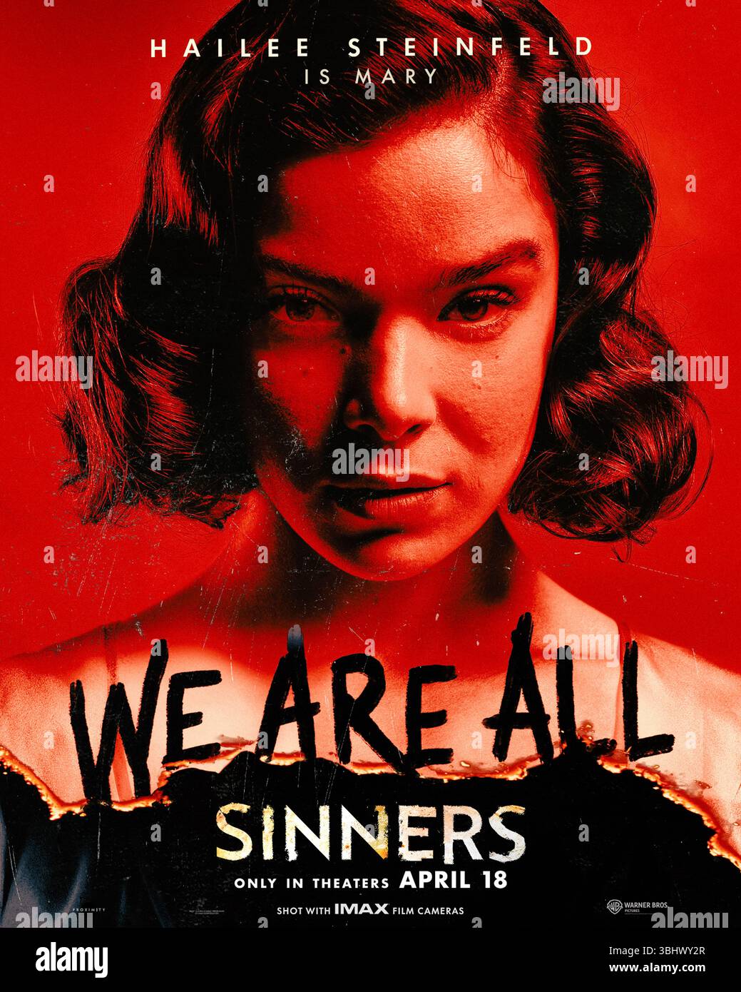 Sinners (2025) réalisé par Ryan Coogler et mettant en vedette Hailee Steinfeld dans le rôle de Mary. Cette atmosphère d'horreur surnaturelle se déroule dans le Mississippi en 1932, où Steinfeld joue le rôle de Mary, l'ex-petite amie de l'un des protagonistes jumeaux, dont la transformation tragique en vampire complique la loyauté et l'amour dans un violent affrontement entre les vivants et les morts-vivants. Affiche de personnage AMÉRICAINE À USAGE ÉDITORIAL EXCLUSIF. Crédit : BFA / Warner Bros Banque D'Images