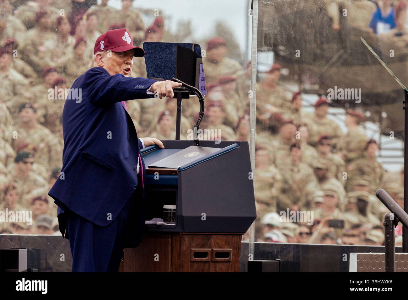 Fort Bragg (États-Unis d'Amérique). 10 juin 2025. Le président américain Donald Trump prononce un discours célébrant l’anniversaire de 250 ans de l’armée à la base militaire de Fort Bragg, le 10 juin 2025 à Fort Bragg, en Caroline du Nord. Trump a prononcé un discours politique partisan rempli de griefs se moquant du président Biden et attaquant le gouverneur de Californie et le maire de Los Angeles. Crédit : Sgt. Austin Robertson/U.S. Army photo/Alamy Live News Banque D'Images