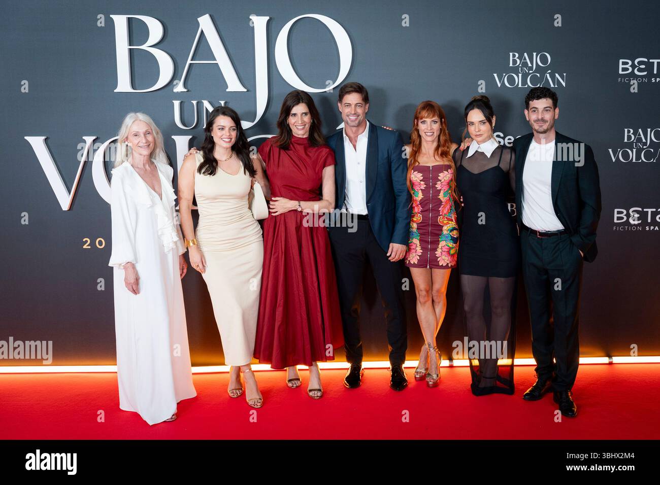 Pino Montesdeoca, Adriana Torrebejano, Elia Galera, William Levy, Maggie Civantos, Fabiola Guajardo et Anton Lonfer assistent à la première de 'Bajo un volcan' au Cinéma Callao le 11 juin 2025 à Madrid, Espagne. (Crédit : Miguel Escavias/Alfa images/Alamy Live News) Banque D'Images