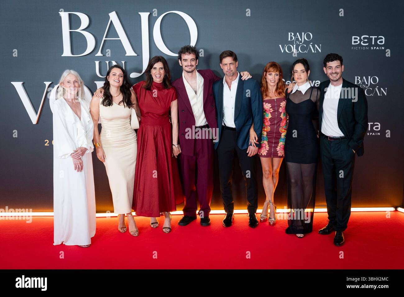 Pino Montesdeoca, Adriana Torrebejano, Elia Galera, Martin Cuervo, William Levy, Maggie Civantos, Fabiola Guajardo et Anton Lonfer assistent à la première de 'Bajo un volcan' au Cinéma Callao le 11 juin 2025 à Madrid, Espagne. (Crédit : Miguel Escavias/Alfa images/Alamy Live News) Banque D'Images