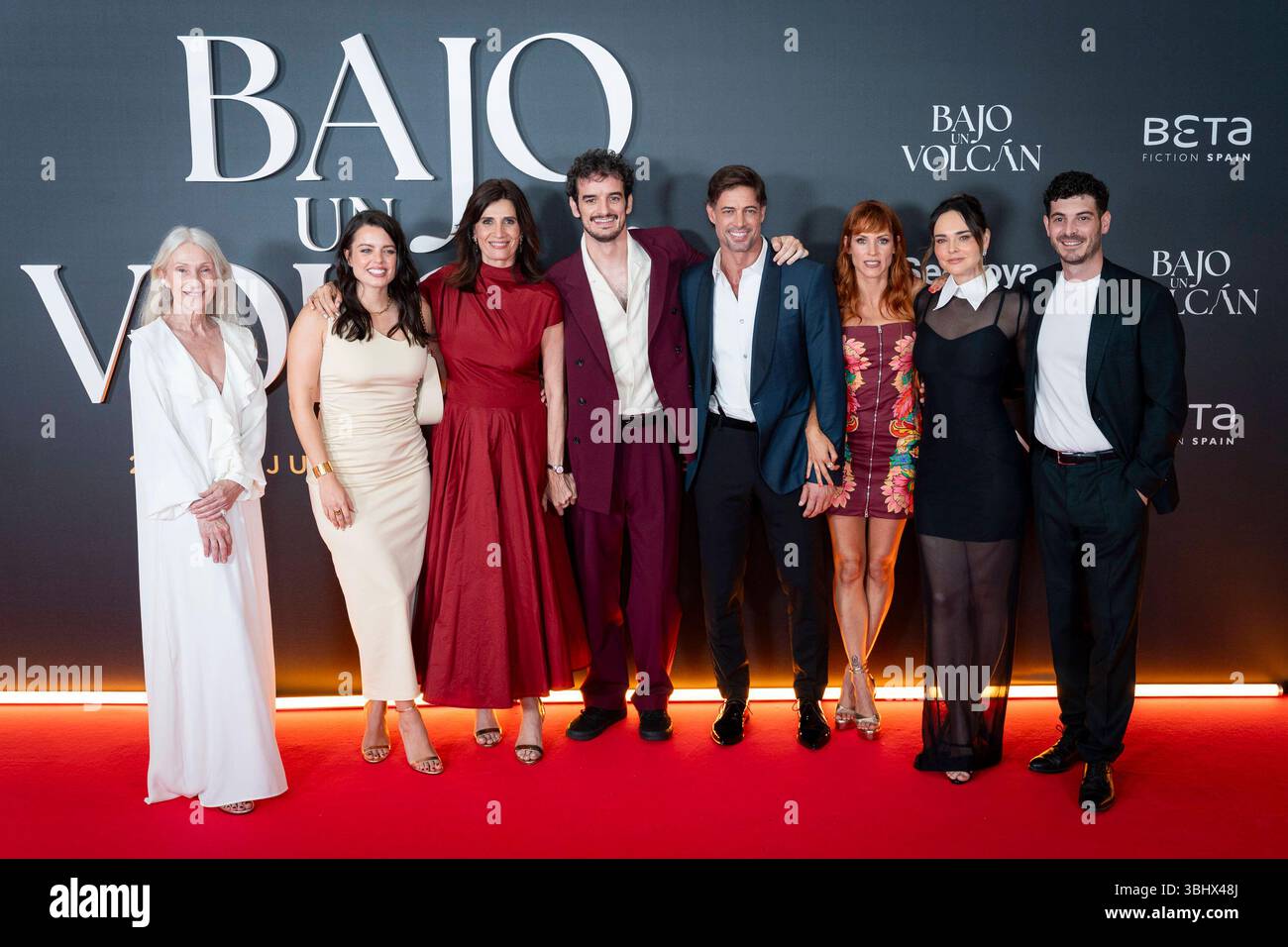 Création de Bajo un volcan, Madrid, Espagne - 11 juin 2025 Pino Montesdeoca, Adriana Torrebejano, Elia Galera, Martin Cuervo, William Levy, Maggie Civantos, Fabiola Guajardo et Anton Lonfer assistent à la première de Bajo un volcan au Cinéma Callao le 11 juin 2025 à Madrid, en Espagne. Crédit : Miguel Escavias/Alfa images Madrid Cinéma Callao Madrid Espagne Copyright : X x2025xMiguelxEscavias/AlfaxImagesx Banque D'Images