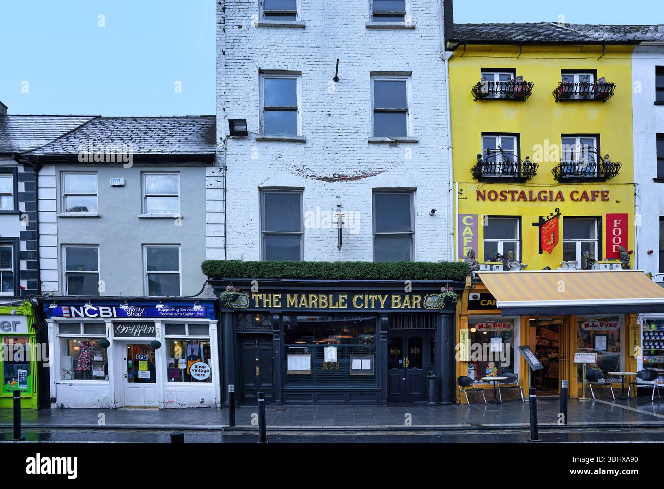 Kilkenny, Irlande, rue principale à l'ancienne avec restaurants et magasins Banque D'Images