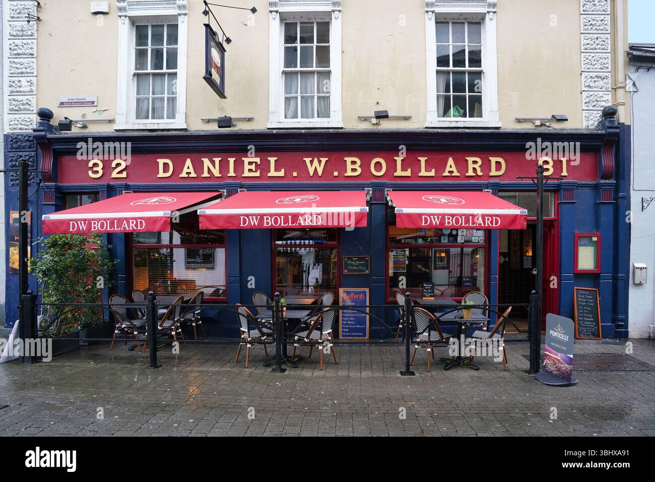 Kilkenny, Irlande, restaurant coloré avec places assises en plein air sous les auvents Banque D'Images