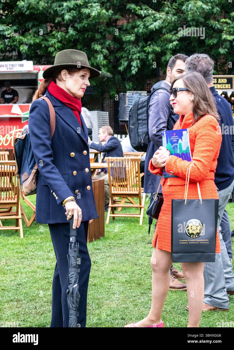 Des amis parlent des voitures classiques au concours de Londres 2025 Banque D'Images