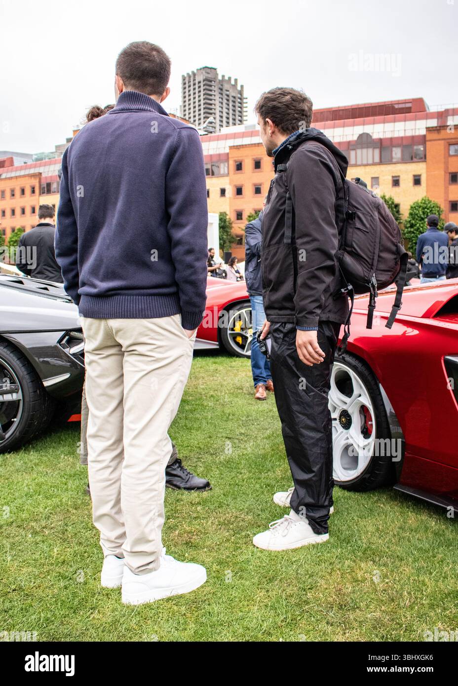 Les visiteurs parlent des voitures au concours de Londres 2025 Classic car Show Banque D'Images