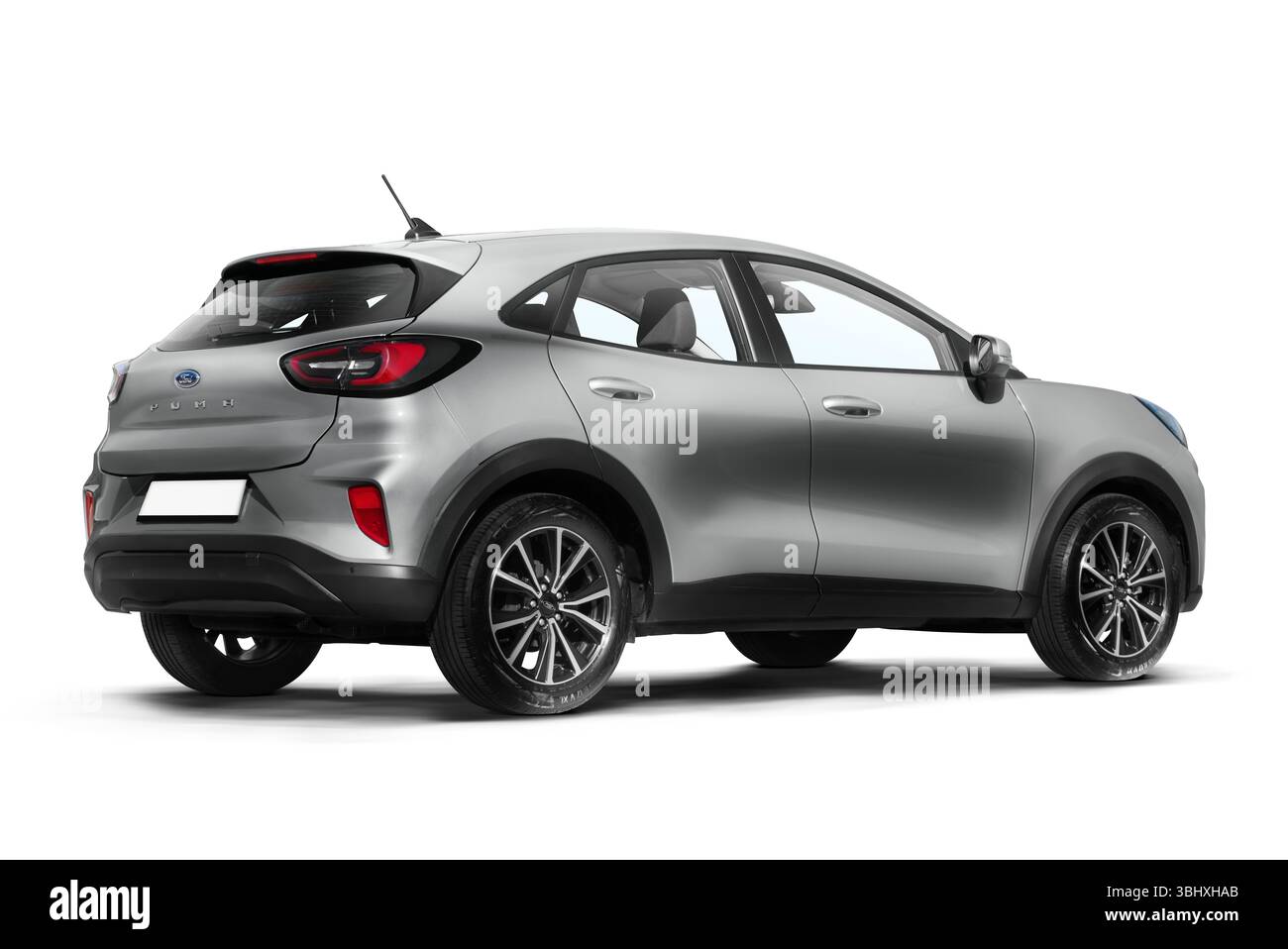 Izmir, Turquie - 08 mai 2025 : gris 2023 Ford Puma vue de trois quarts arrière droite isolée sur fond blanc Banque D'Images