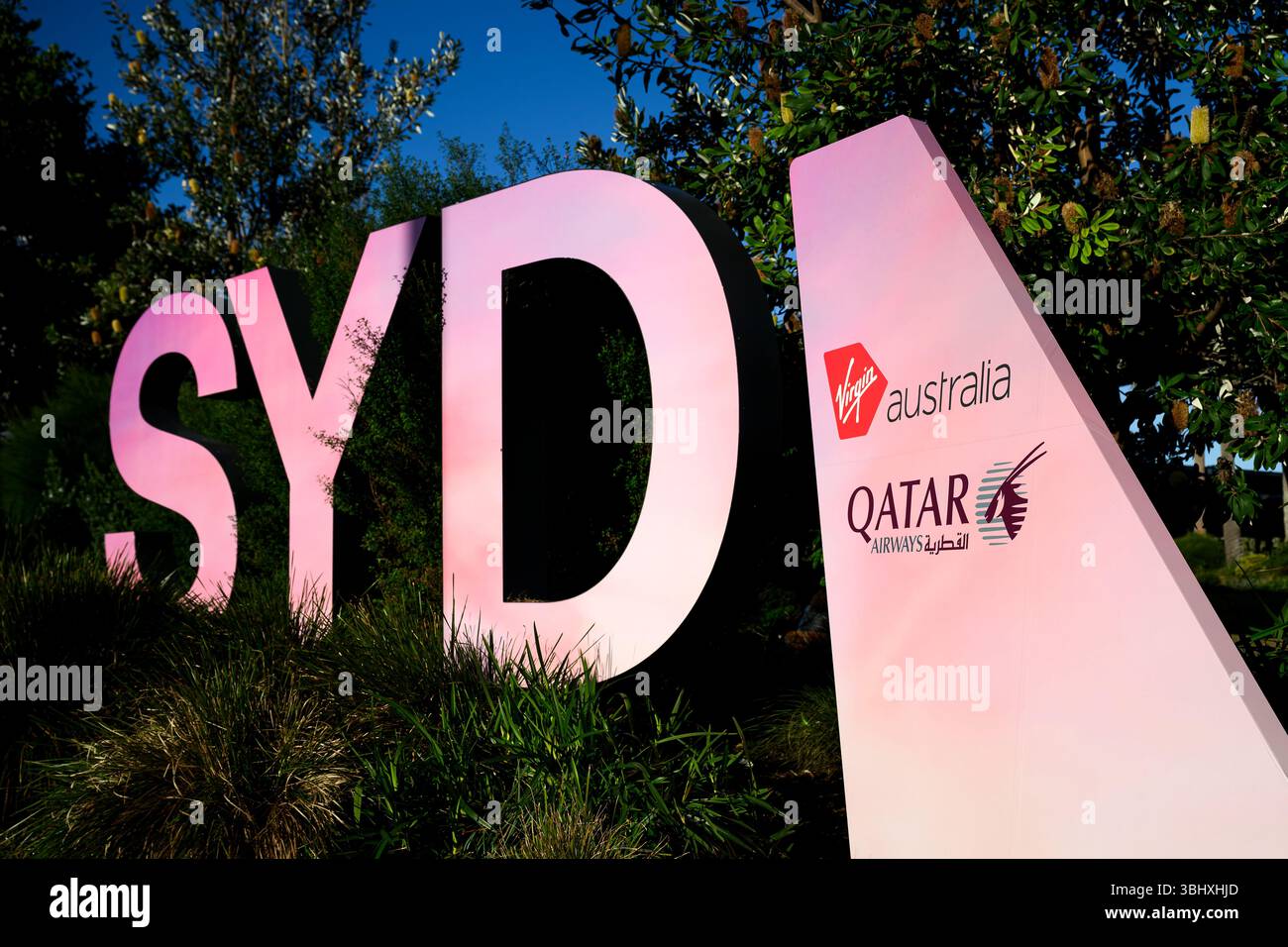 La signalétique de l'aéroport international de Sydney est visible avec les marques Virgin Australia et Qatar Airways lors d'une annonce de Virgin Australia à l'aéroport international de Sydney, le jeudi 12 juin 2025. Virgin Australia revient au vol international long-courrier avec le lancement de son premier service Sydney-Doha, via le réseau mondial de Qatar Airways. (AAP image/Bianca de Marchi) NO ARCHIVING Credit : Australian Associated Press/Alamy Live News Banque D'Images