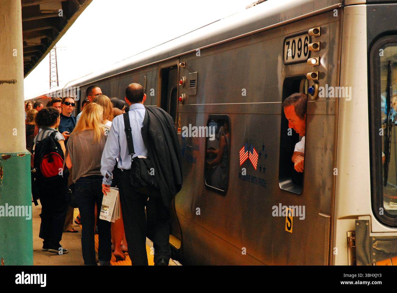 Les navetteurs du matin embarquent dans un train de long Island Railroad à Rockville Centre New York, pour se rendre à leur travail à Manhattan Banque D'Images