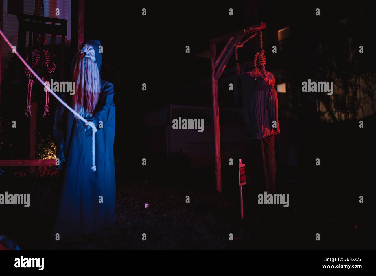 Jardin de carnaval hanté avec des clowns effrayants et des décorations d'Halloween Banque D'Images