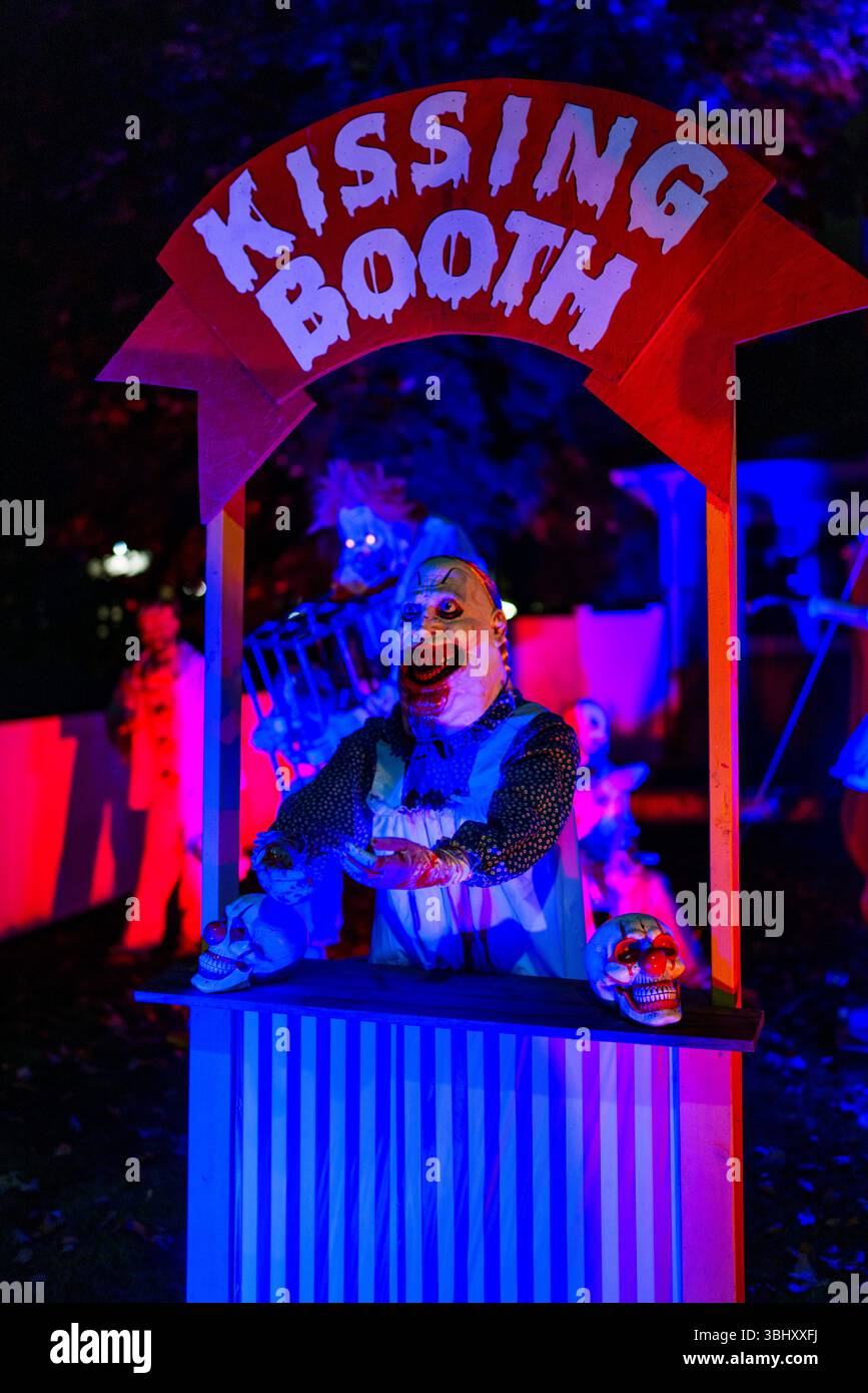 Jardin de carnaval hanté avec des clowns effrayants et des décorations d'Halloween Banque D'Images