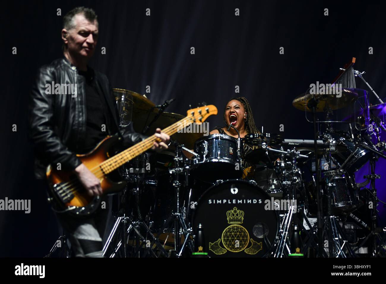 Le groupe pop-rock écossais simple Minds (Cherisse Osei, batterie ; GED Grimes, basse), se produisant en concert à Movistar Arena Argentina Banque D'Images