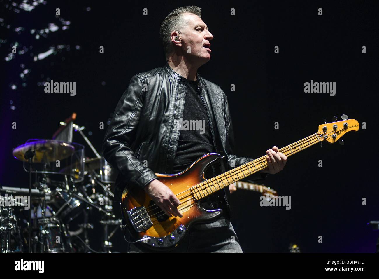 Le groupe pop-rock écossais simple Minds (GED Grimes, basse), se produisant en concert à Movistar Arena Argentina Banque D'Images