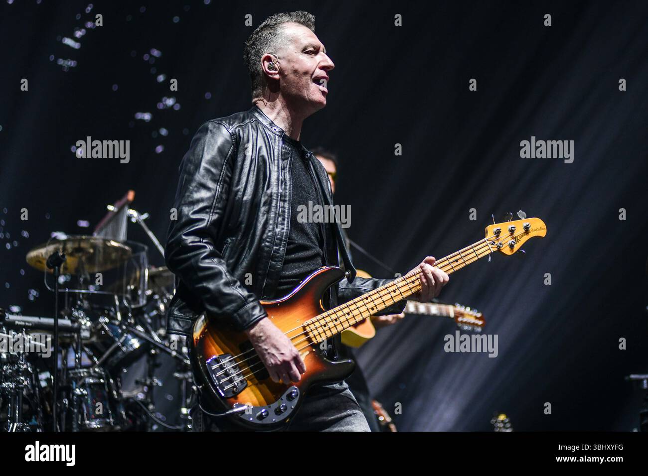 Le groupe pop-rock écossais simple Minds (GED Grimes, basse), se produisant en concert à Movistar Arena Argentina Banque D'Images