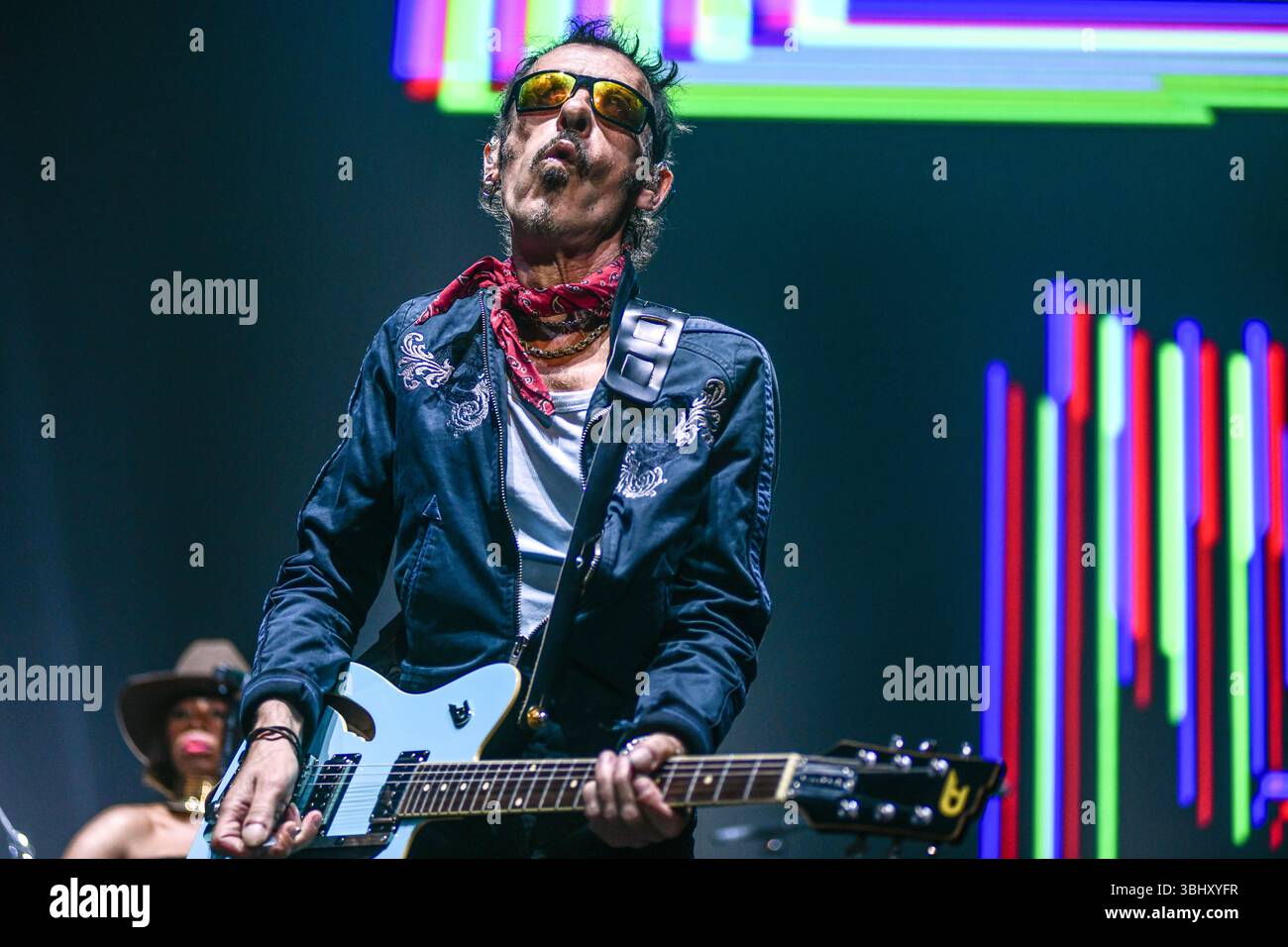 Le groupe pop-rock écossais simple Minds (Gordy Goudie, guitare) se produit en concert à Movistar Arena Argentina Banque D'Images