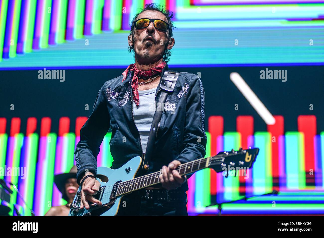 Le groupe pop-rock écossais simple Minds (Gordy Goudie, guitare) se produit en concert à Movistar Arena Argentina Banque D'Images