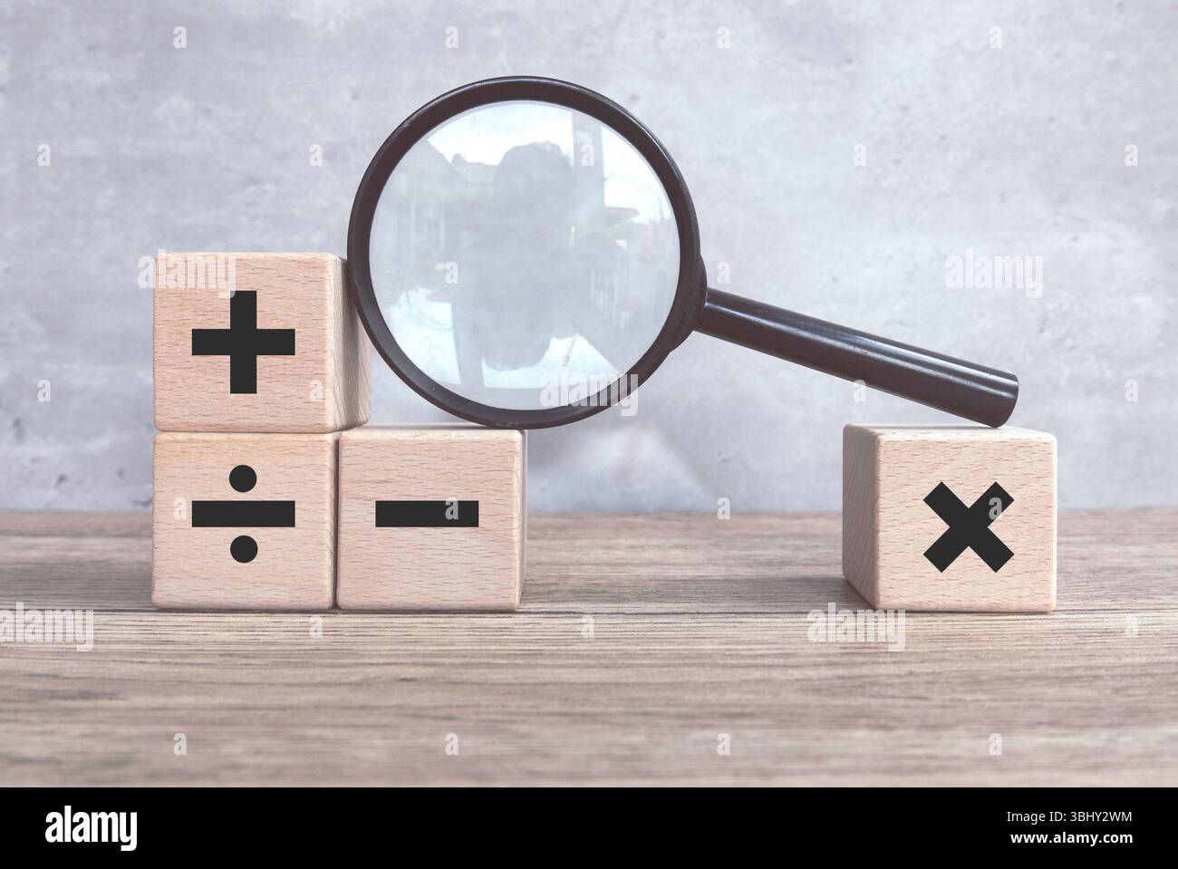 Concept d'éducation, d'affaires, de mathématiques ou de calcul. Opérations mathématiques symboles de plus, moins, multiplier et diviser Banque D'Images