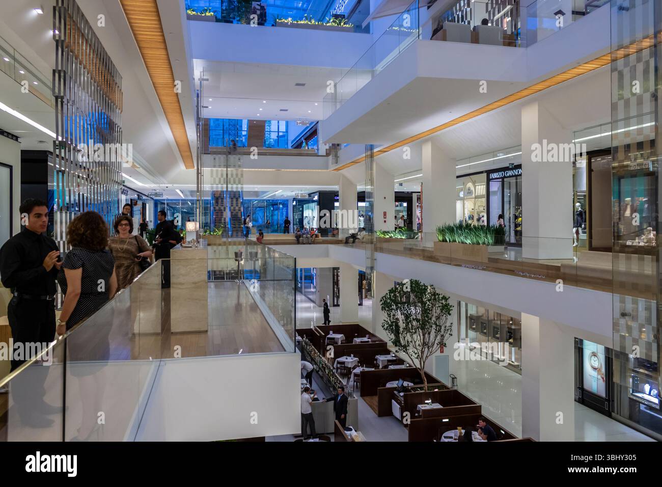 Sao Paulo, Brésil, 15 mars 2013. Intérieur du centre commercial JK Iguatemi, dans le quartier Vila Olimpia de Sao Paulo. Ce centre commercial offre des services de... Banque D'Images