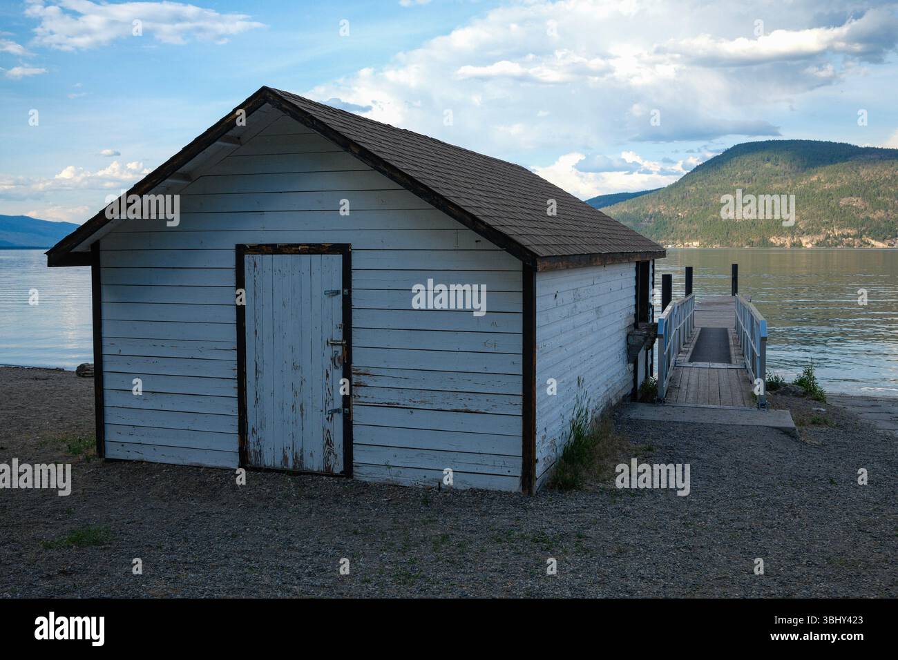Un hangar à bateaux sur les rives du lac Okanagan au parc provincial Fintry, Kelowna, C.-B. Banque D'Images