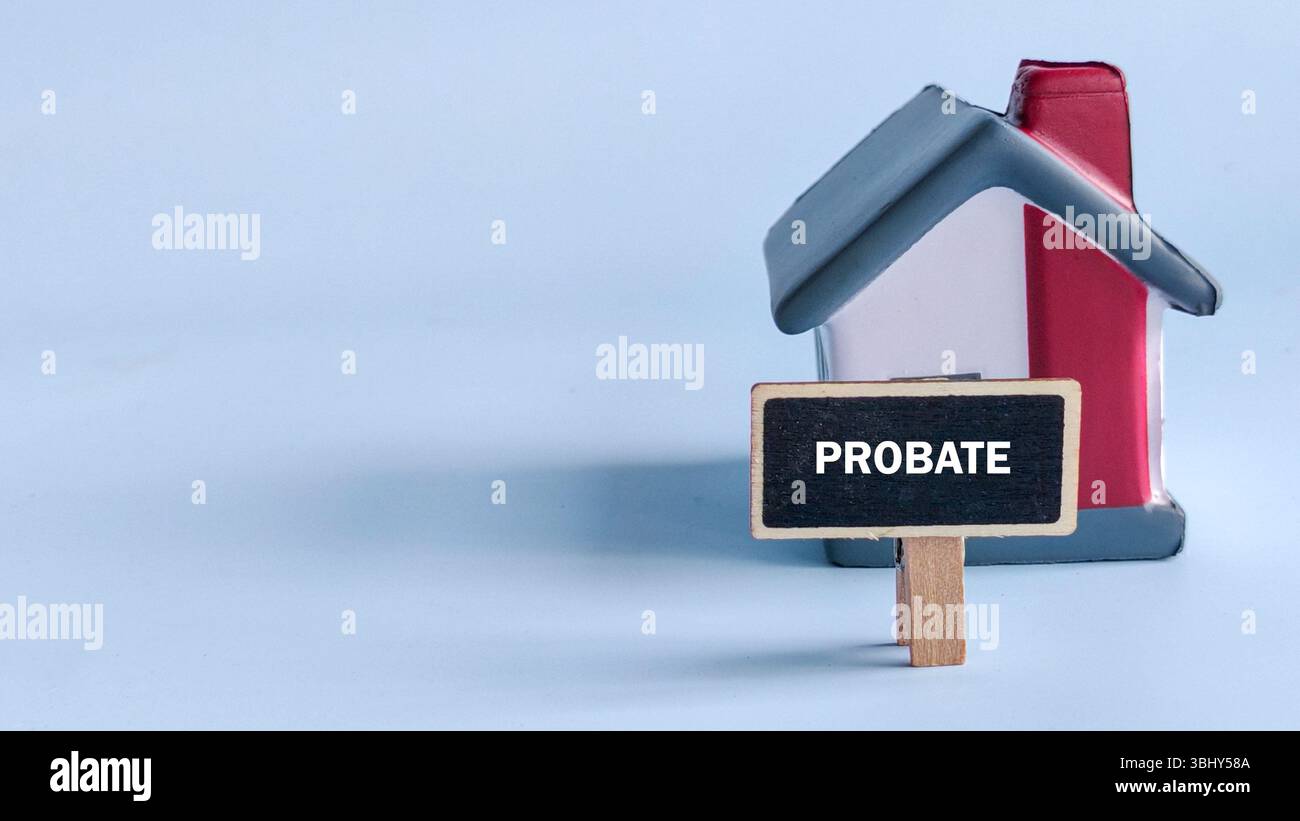 Proposez le concept avec le modèle de maison sur fond bleu. Banque D'Images