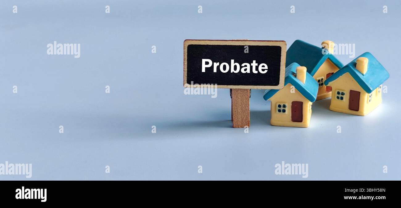 Proposez le concept avec le modèle de maison sur fond bleu. Banque D'Images
