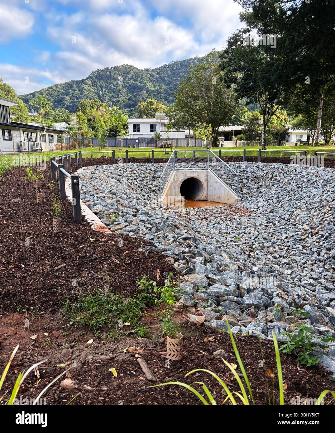 Nouveau système de drainage élargi pour faire face à l'augmentation des volumes de pluie, Edge Hill, Cairns, Queensland, Australie. Pas de PR Banque D'Images