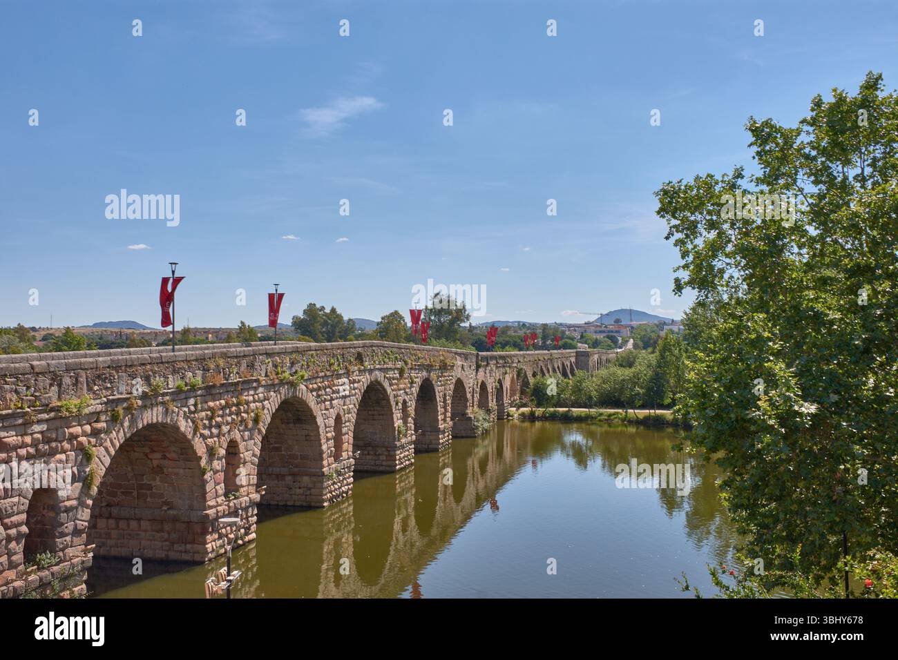 Le pont romain de Merida enjambe la rivière Guadiana, mettant en valeur son architecture ancienne et ses arches en pierre robustes. Banque D'Images
