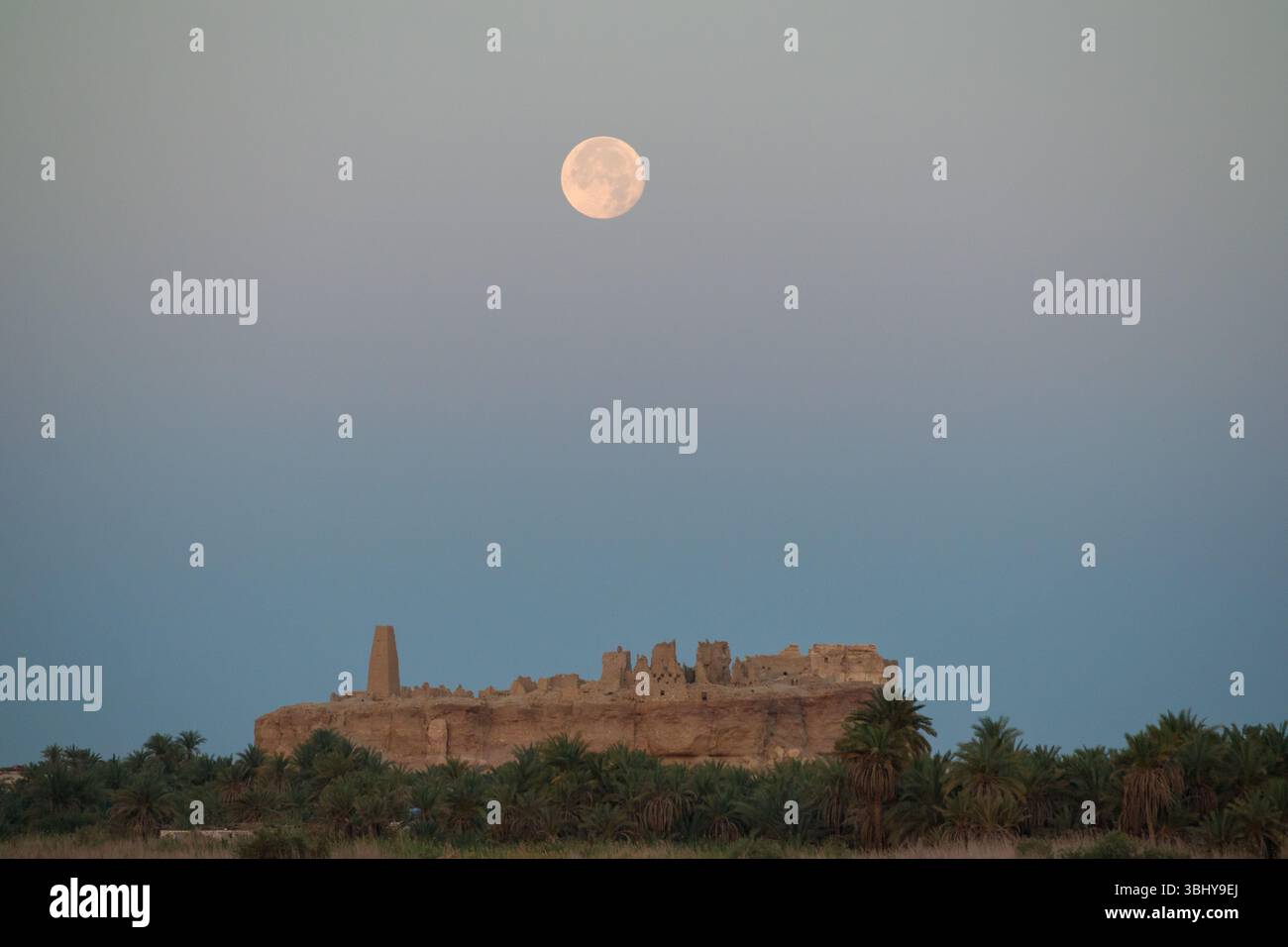 Oasis de Siwa, Égypte, 12 juin 2025. La pleine lune de juin se couche sur l'oracle de Zeus Ammon dans le désert égyptien. Crédit : Dimitris Aspiotis/Alamy Live News Banque D'Images