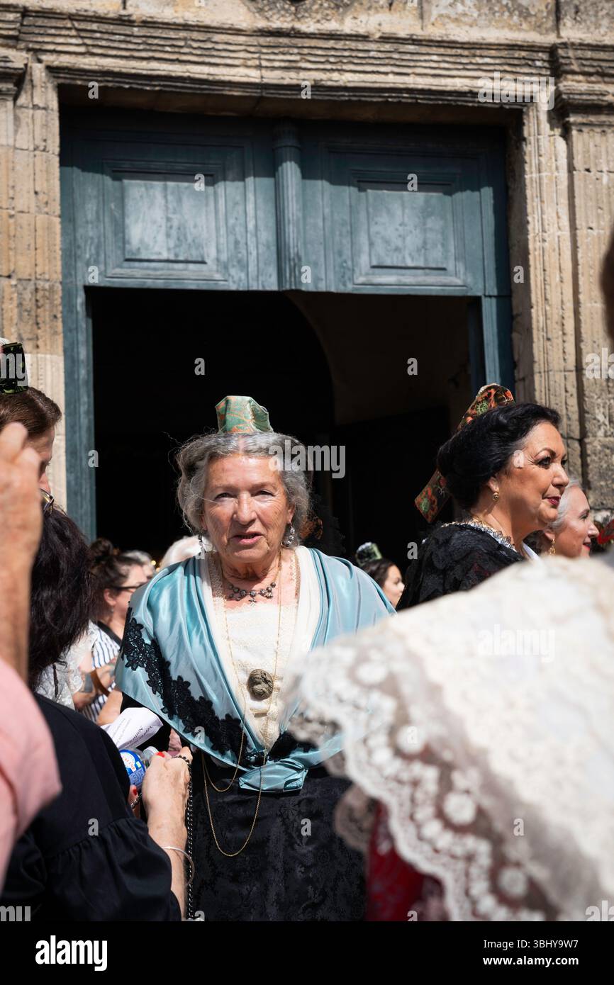 Les femmes âgées quittent l'église Norte Dame lors du festival de la Fête du costume où plus de 500 femmes s'habillent en tenue traditionnelle de leur région représentant Diffe Banque D'Images