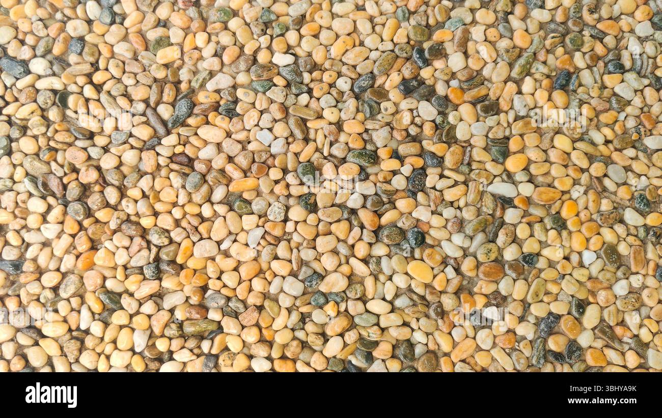 Vue rapprochée de divers galets colorés avec des textures variées Banque D'Images