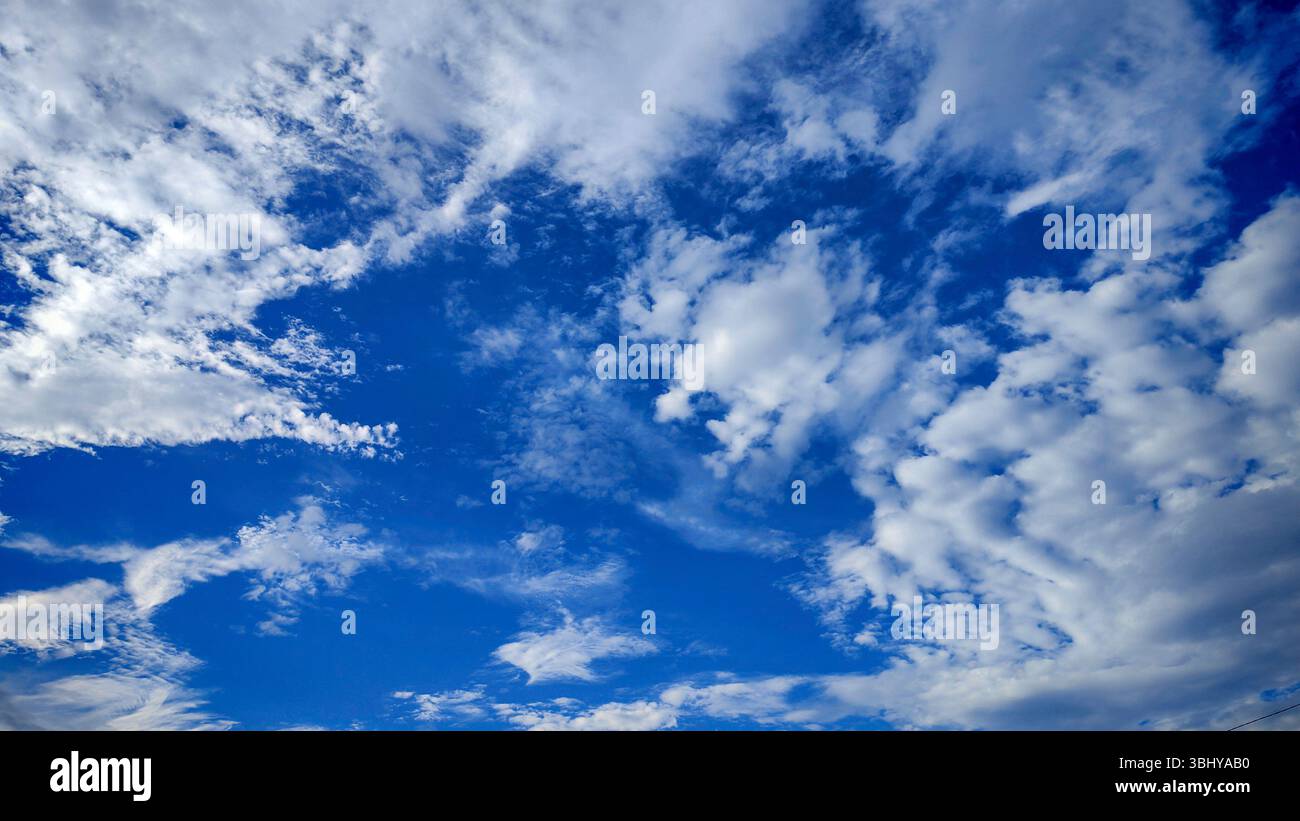 Ciel bleu expansif avec une variété de formations nuageuses mettant en valeur la beauté naturelle Banque D'Images