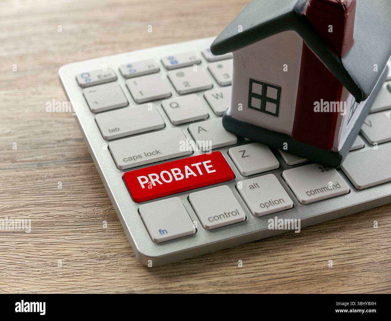 Concept de processus de succession avec clavier et modèle de maison pour le contexte juridique/immobilier Banque D'Images