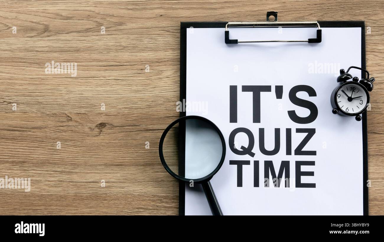 Concept de préparation du quiz urgent avec presse-papiers, réveil et loupe Banque D'Images