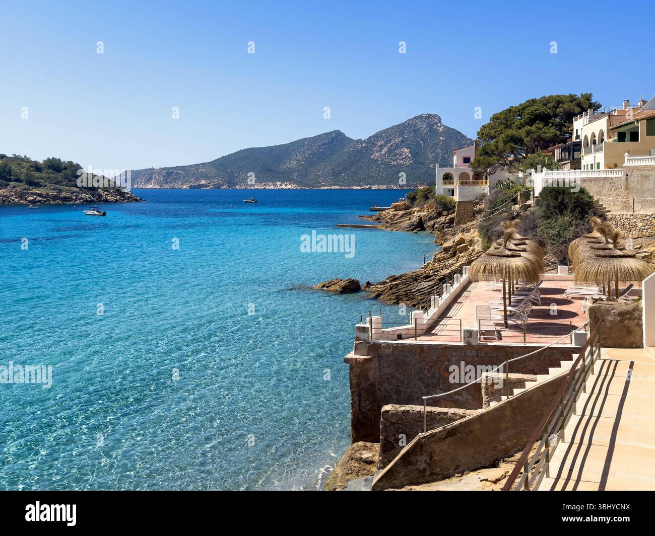 Maisons de plage avec terrasses avec vue sur la mer Méditerranée Banque D'Images