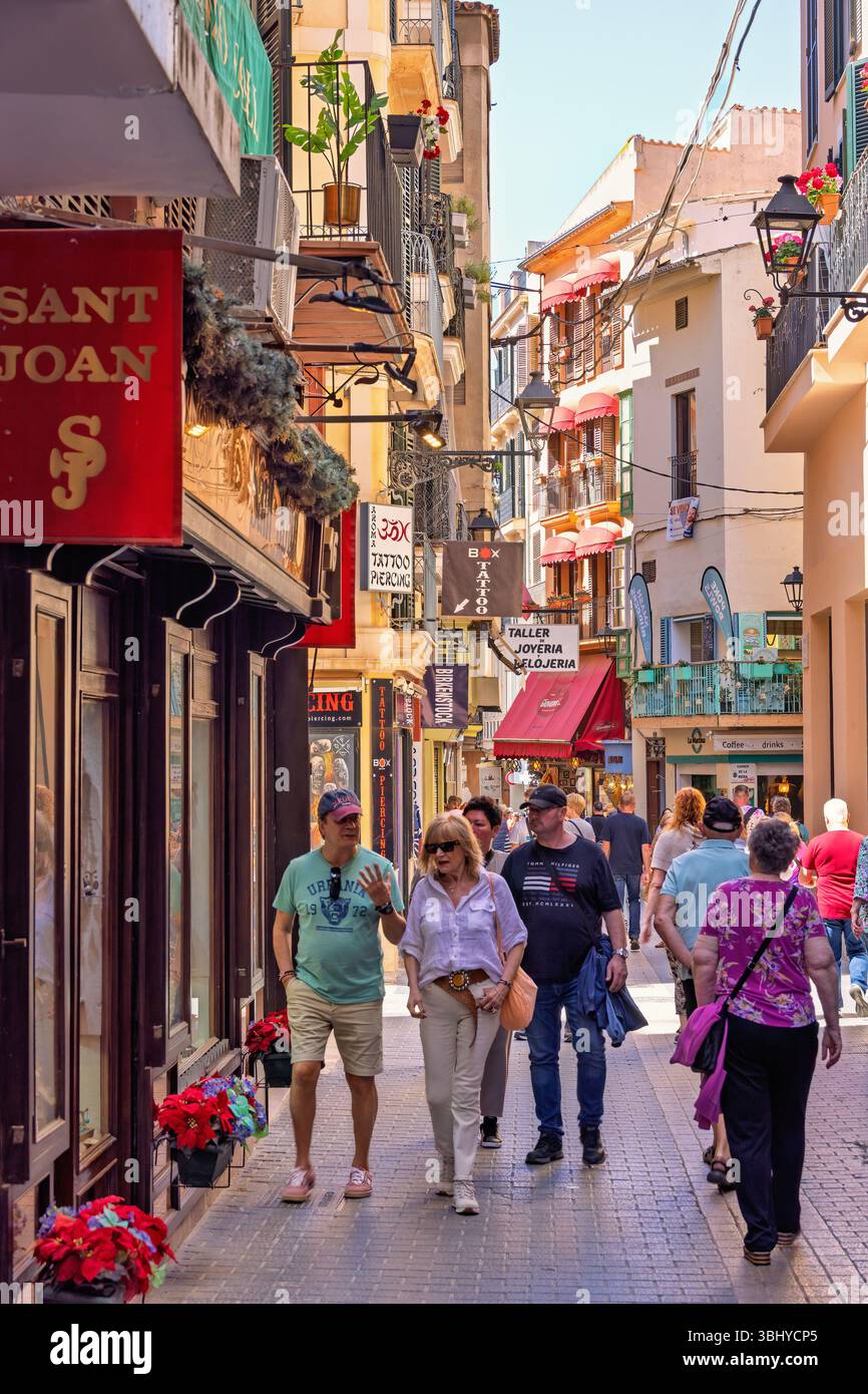 Touristes marchant dans une rue commerçante à Palma de Majorque Banque D'Images