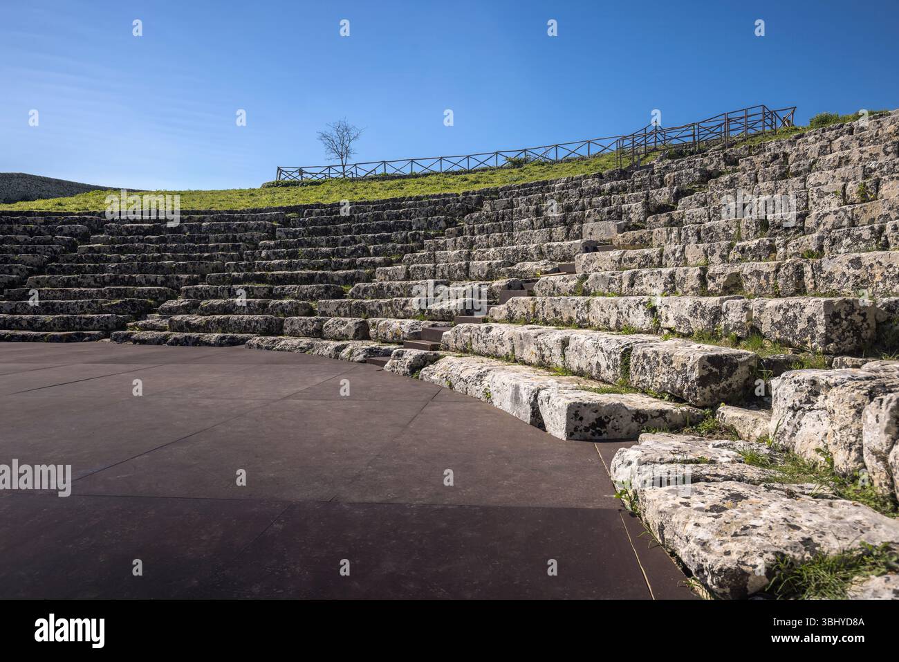 Siège en pierre antique du théâtre grec Akrai, revivre l'histoire dans un environnement serein, Sicile, Italie Banque D'Images