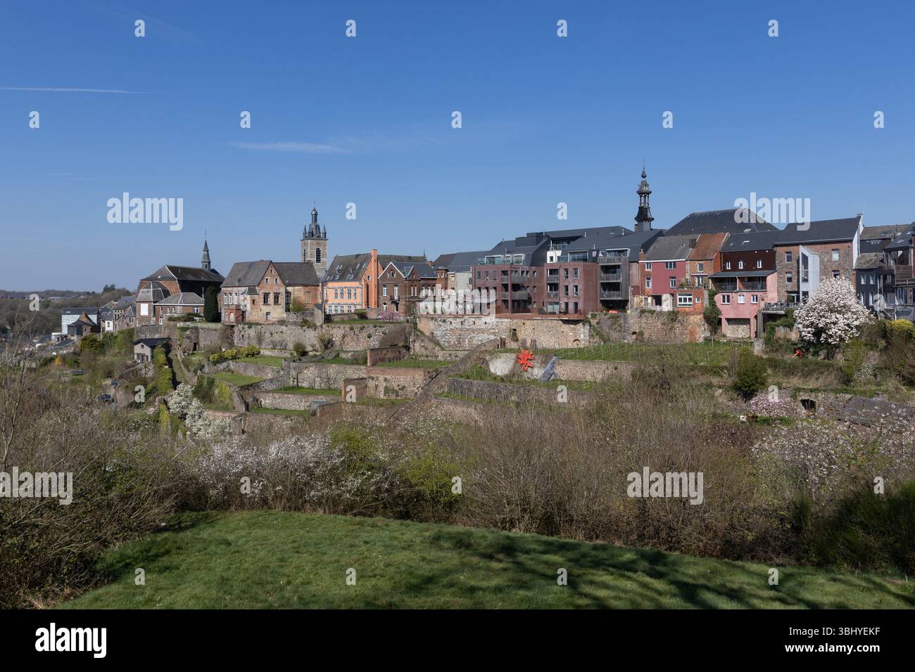 Vue panoramique des jardins suspendus colorés de Thuin, dans la province du Hainaut en Belgique, capturée au printemps, par un jour de ciel bleu ensoleillé. Copier spa Banque D'Images