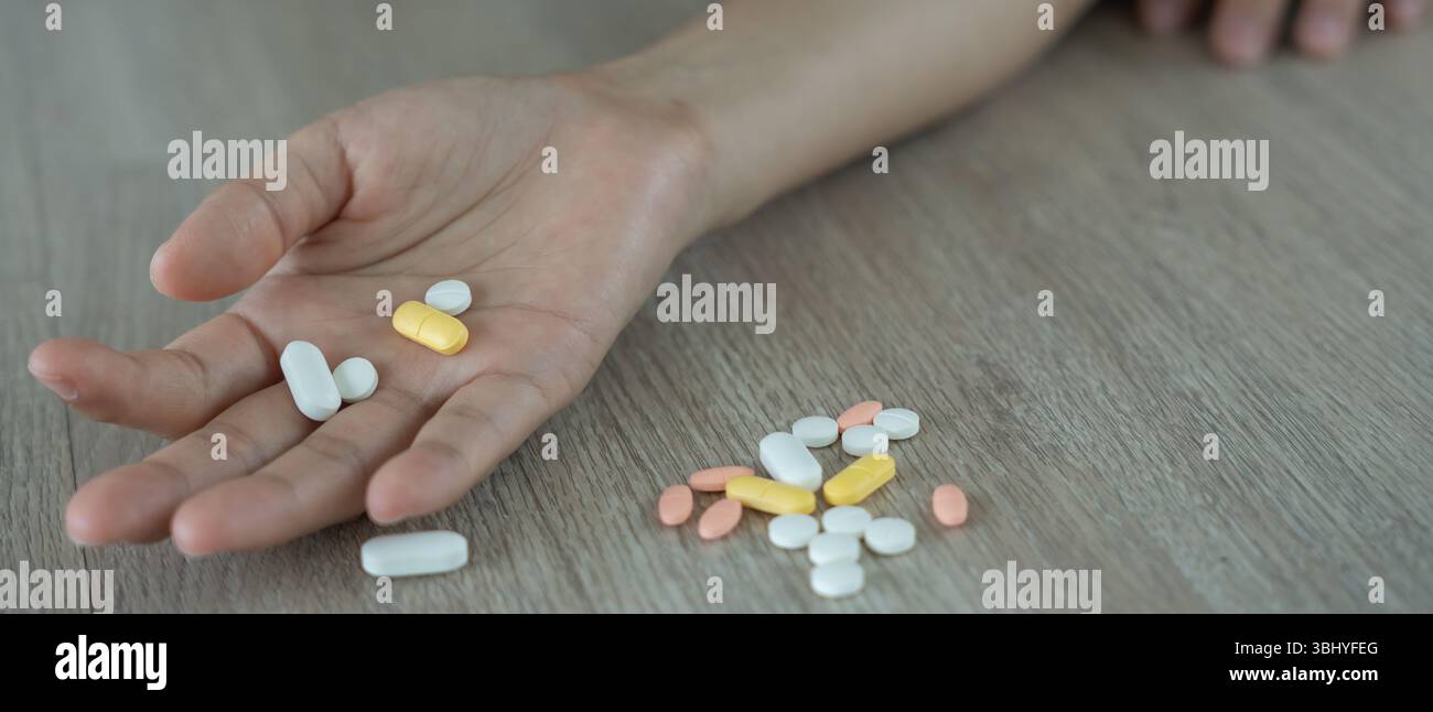 utilisez des pilules overdose, stressé, triste, toxicomane, toxicomane, malade, malsain, malheureux, suicidaire, déprimé ou désespéré, anti-drogue, toxicomane, Life an Banque D'Images