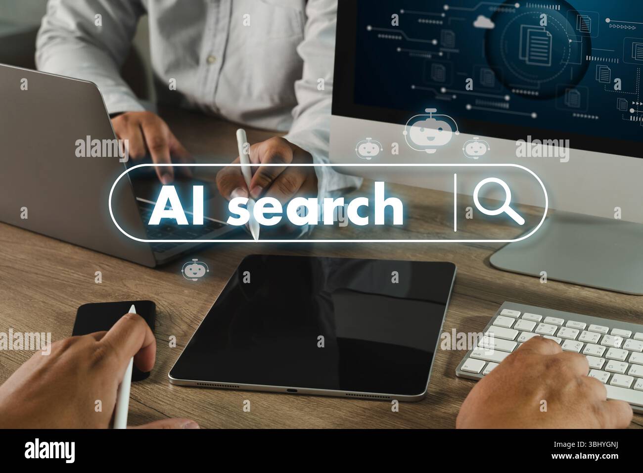Une image de marketing numérique de chat de recherche ai montre une personne utilisant un stylo numérique pour interagir avec un écran d'ordinateur affichant des mots ai Search et des icônes de recherche Banque D'Images