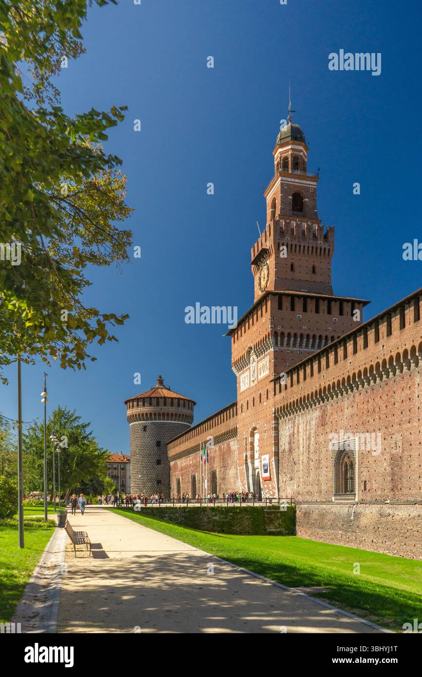 Château des Sforza (Castello Sforzesco) à Milan, Italie. Le château a été construit au XVe siècle par Sforza, Duc de Milan. Banque D'Images Château des Sforza (Castello Sforzesco) à Milan, Italie. Le château a été construit au XVe siècle par Sforza, Duc de Milan. Banque D'Images