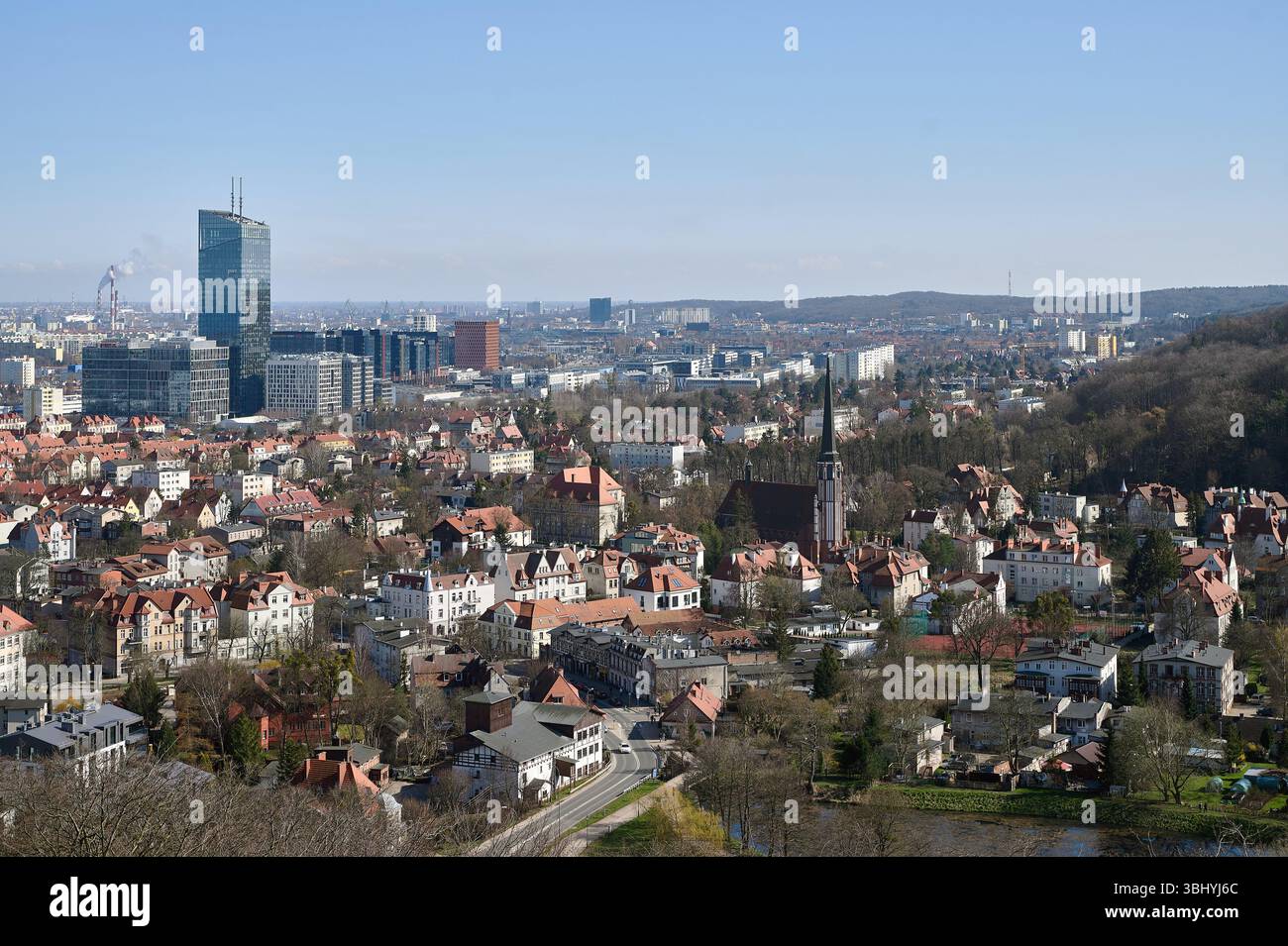 Vaste paysage urbain de Gdańsk, en Pologne, présentant un mélange de tours contemporaines et de bâtiments européens classiques Banque D'Images