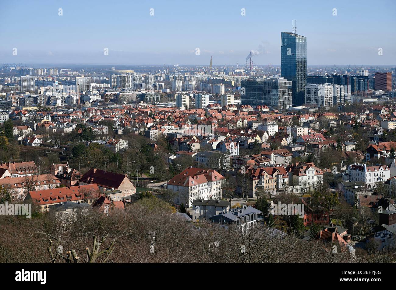 Perspective aérienne de Gdańsk, Pologne, mettant en évidence le contraste entre les nouveaux immeubles en hauteur et les charmantes résidences du Vieux monde Banque D'Images