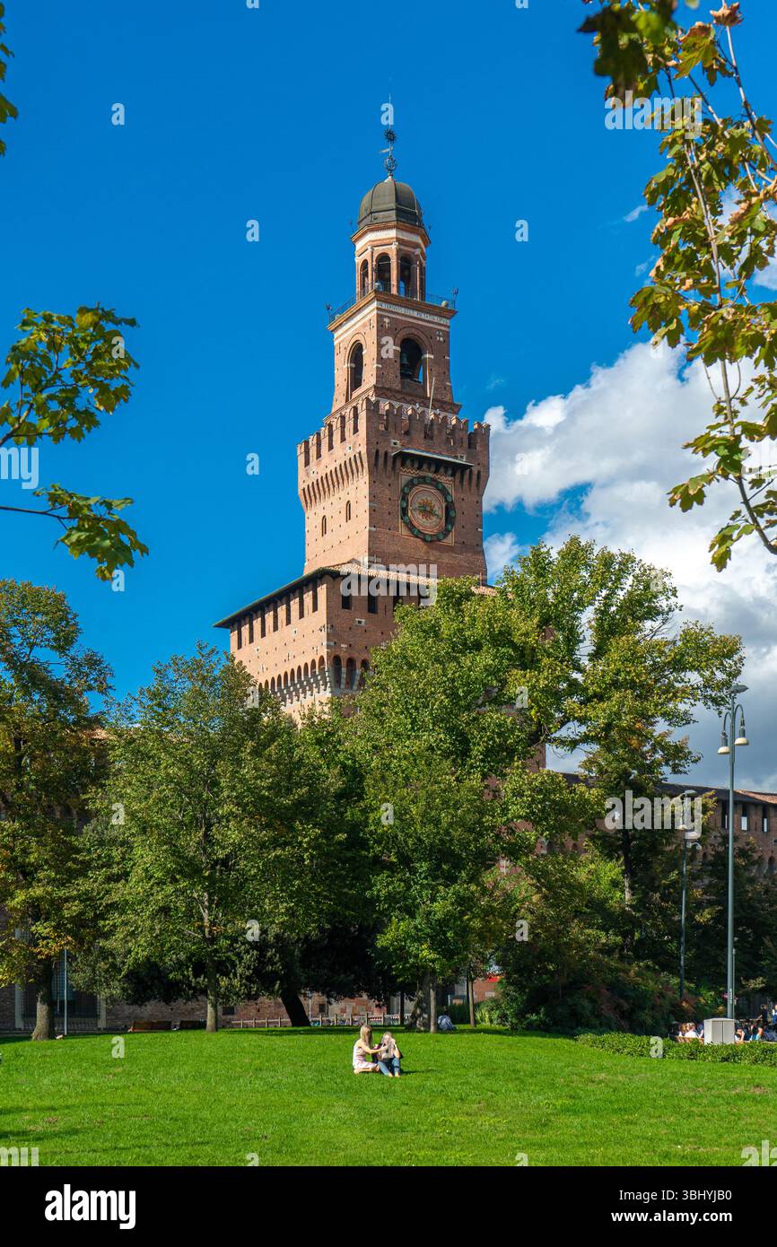 Château des Sforza (Castello Sforzesco) à Milan, Italie. Le château a été construit au XVe siècle par Sforza, Duc de Milan. Banque D'Images Château des Sforza (Castello Sforzesco) à Milan, Italie. Le château a été construit au XVe siècle par Sforza, Duc de Milan. Banque D'Images