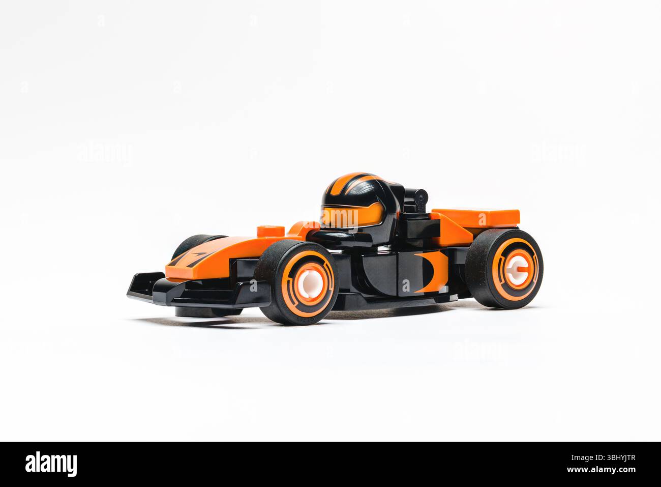 Antalya, Turquie - 11 juin 2025 : vue avant de la voiture miniature Lego F1 sur le thème de la formule 1 Banque D'Images